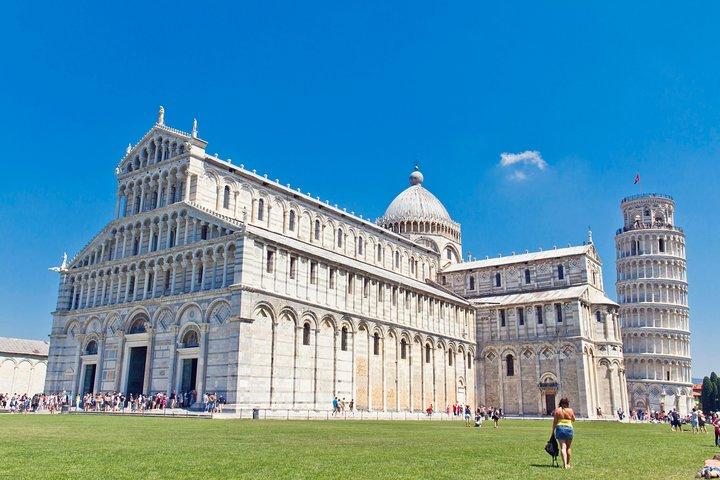 リヴォルノ港からチンクエ・テッレとピサ1日のプライベートショアエクスカーション