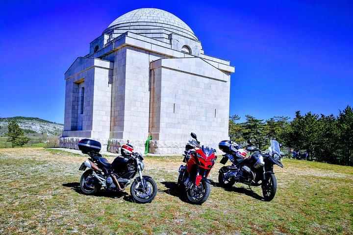 Louez une moto avec Desmo Adventure et explorez la Dalmatie à moto