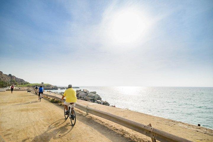 バルセロナeバイクビーチプライベートツアーでブドウ園＆ピクニックへ