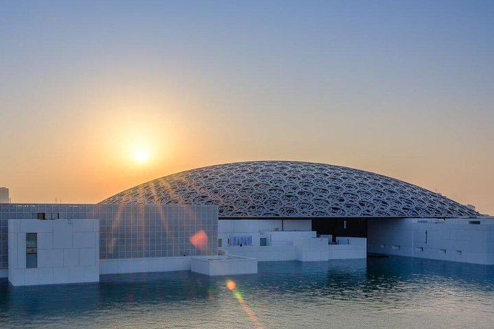 Louvre-Museum Abu Dhabi mit Übertragungen von Dubai