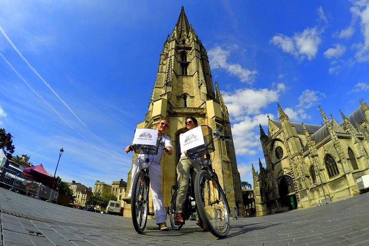 Excursão de bicicleta turística de Bordeaux Essentials com um guia local