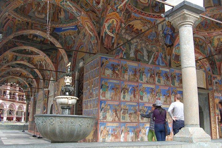 Do Mosteiro de Sofia Rila com a Igreja de Boyana ou a Caverna de St. Ivan