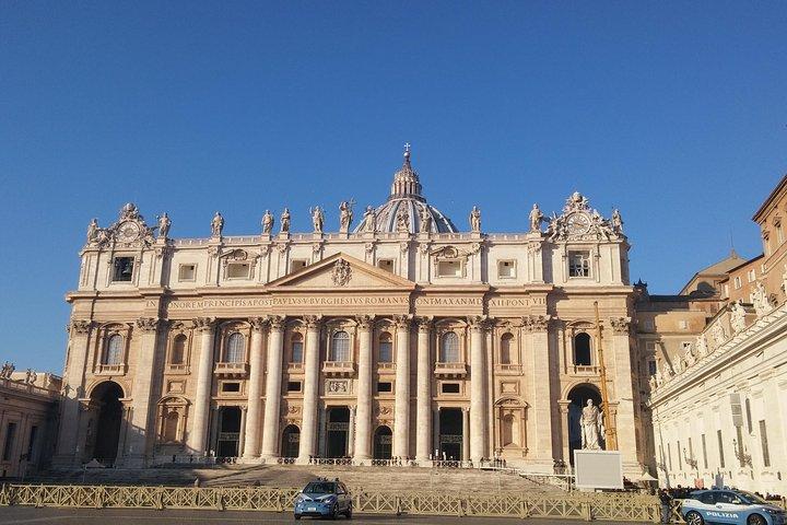 Tour panoramico privato di Roma e dei Musei Vaticani con autista