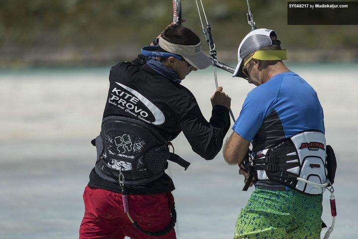 Long Bay Beachの中級クラスまたはプライベートカイトボーディングレッスン