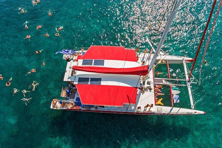 Cruzeiro de catamarã com barbacoa, bebidas e transfer em Santorini