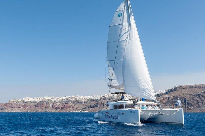 Paseo en catamarán en grupos pequeños por Santorini (barbacoa, bebidas, traslado)