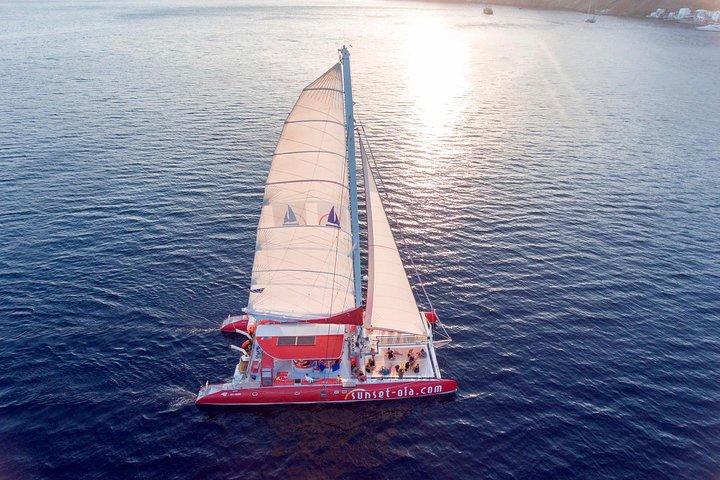 Cruzeiro ao pôr do sol em catamarã em Santorini com churrasco e bebidas