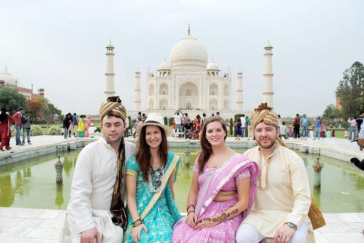 プライベートツアー：真のインディアンドレスでタジマハルツアーでデリーからアグラの日帰り旅行