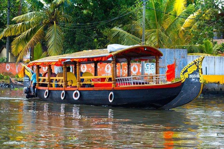 Kochi Private Tour: Kerala Backwater Shikara (Shaded Canoe Boat) cruzeiro de dia