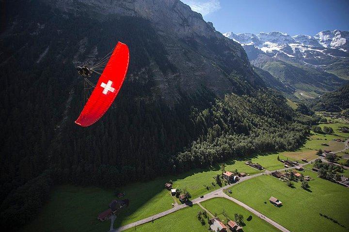 Mürren : ラウターブルンネン渓谷上空のパラグライダー