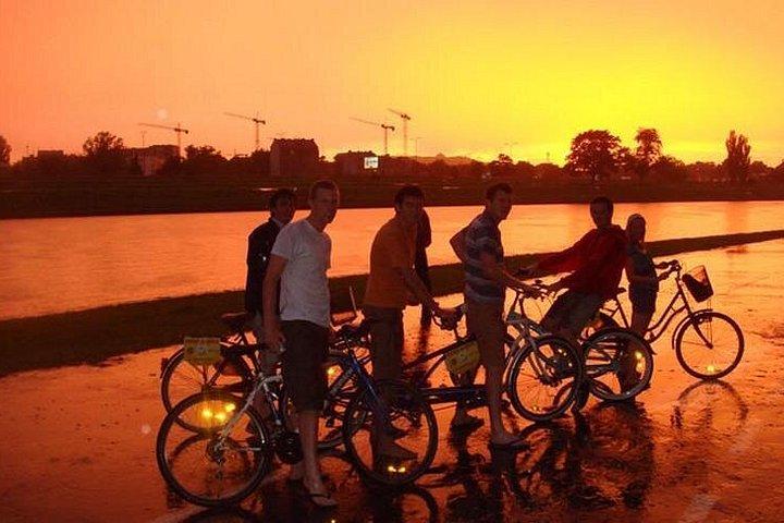 旧市街とヴァヴェル城のパノラマの2時間オリエンテーションバイクツアー