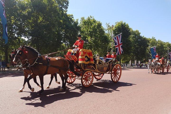 Visite privée de la royauté britannique avec relève de la garde !
