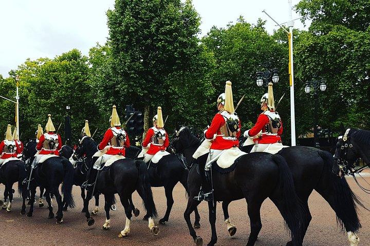 衛兵交代式を含む英国王室ウォーキングツアー！