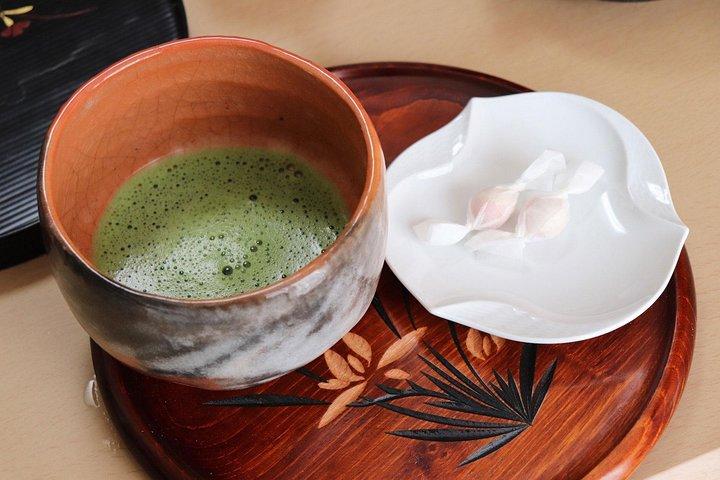 Sushi oder traditionelle japanische Küche in einem Kyoto-Haus mit Emika