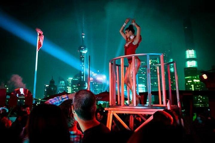 Tour notturno di Shanghai per piccoli gruppi: Spettacolo acrobatico e Nightclub Crawl