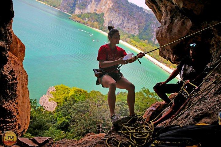 Nybörjare Full Day Rock Climbing och Caving Tours på Railay Beach i Krabi