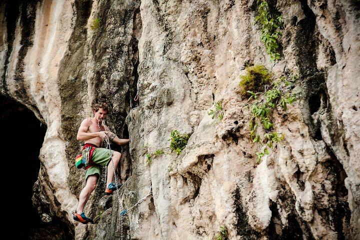 Intermediate-Advanced Half Day Private Rock Climbing Trip på Railay Beach