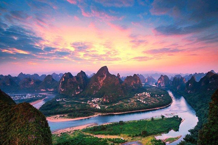 Excursão privada em Guilin Day, incluindo a Colina Xianggong e o rio Li com passeio de jangada