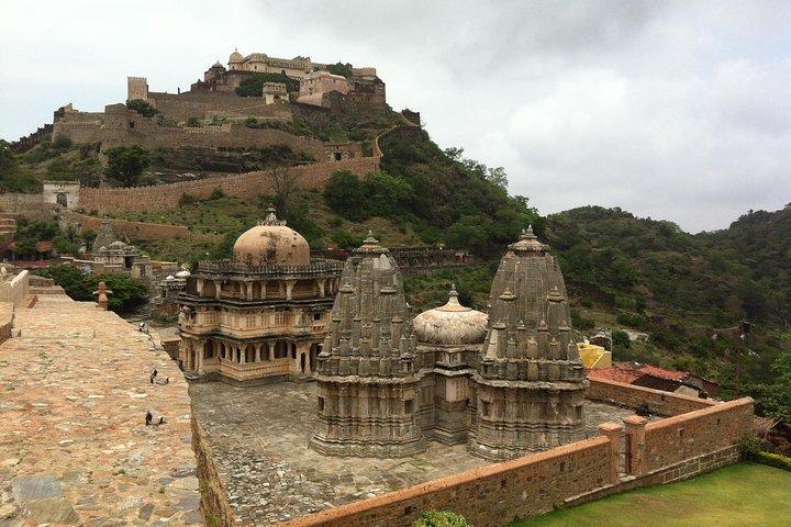 One Way Kumbhalgarh Fort og Jain Temple Tour fra Udaipur til Jodhpur