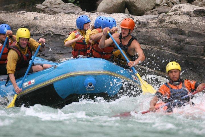 プライベート豪華車両でトリシューリ川ラフティング旅行