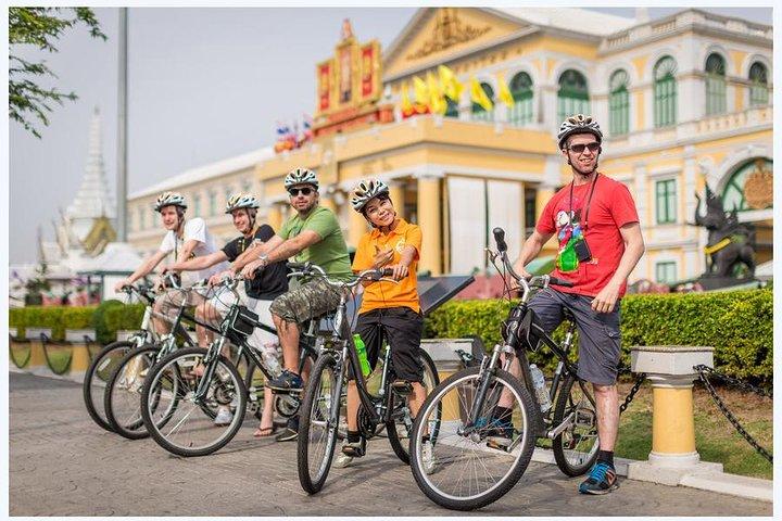Excursão de bicicleta do passado e do presente de Bangkok