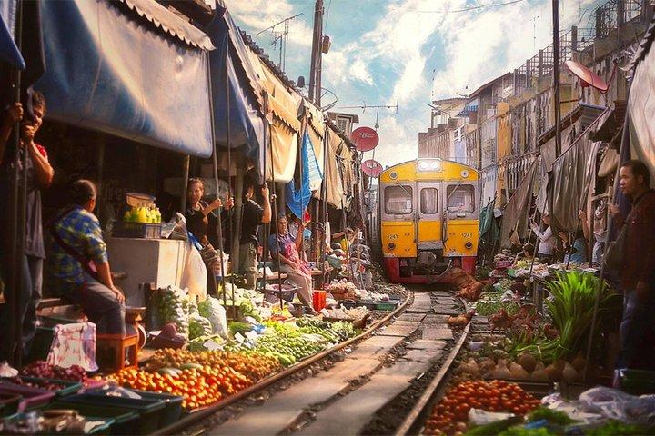 Mercado Flutuante com o Templo Wat Bang Kung e o Mercado Ferroviário