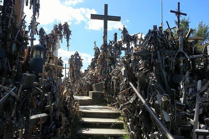 ビリニュスからラトヴィアの十字架と丘の丘への終日ツアー