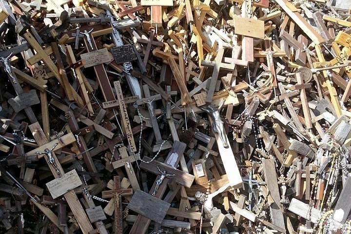 ビリニュスからリガへのプライベート旅行：十字架の丘、ルンダーレ宮殿、バウスカ城