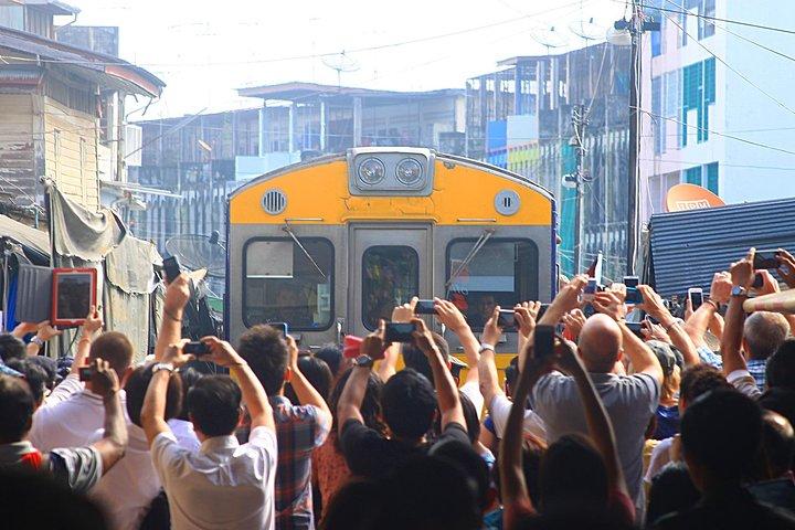 バンコク発水上マーケットと鉄道マーケット半日ツアー