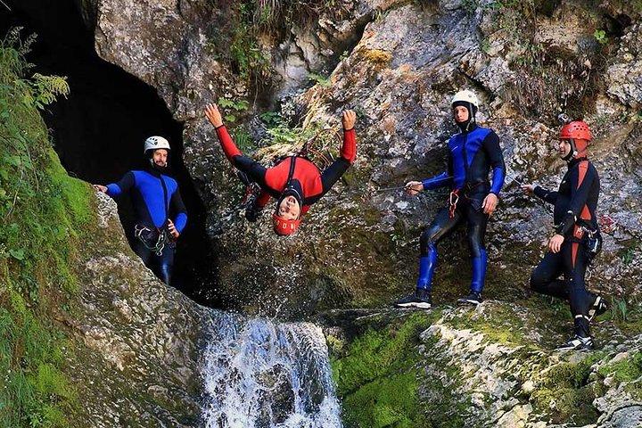 Canyoning nella valle di Bled e Bohinj con prelievo in hotel e foto gratuite