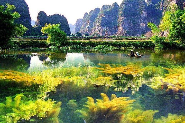 Gruppe eines Tages Tam Coc Tours Besuch von Bai Dinh Trang Bootsfahrt von Hanoi