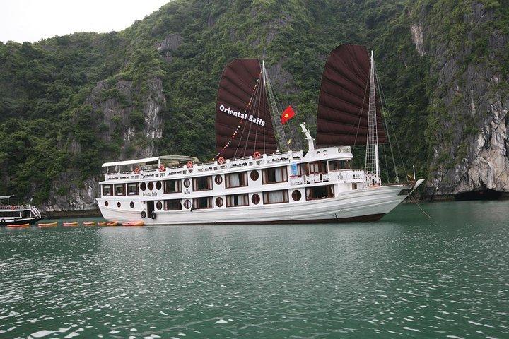 Crociera di 2 giorni su un veliero cinese Oriental Sails della baia di Ha Long da Hanoi