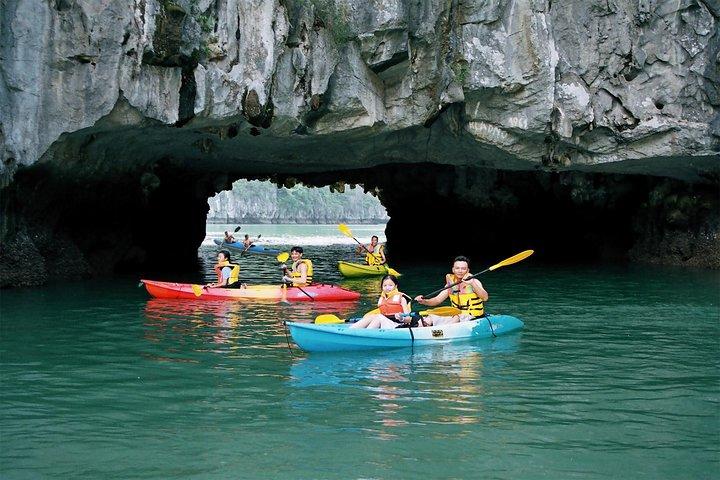 Halong Bay och Lan Ha Bay från Cat Ba Island: Cruise and Kayak Tour