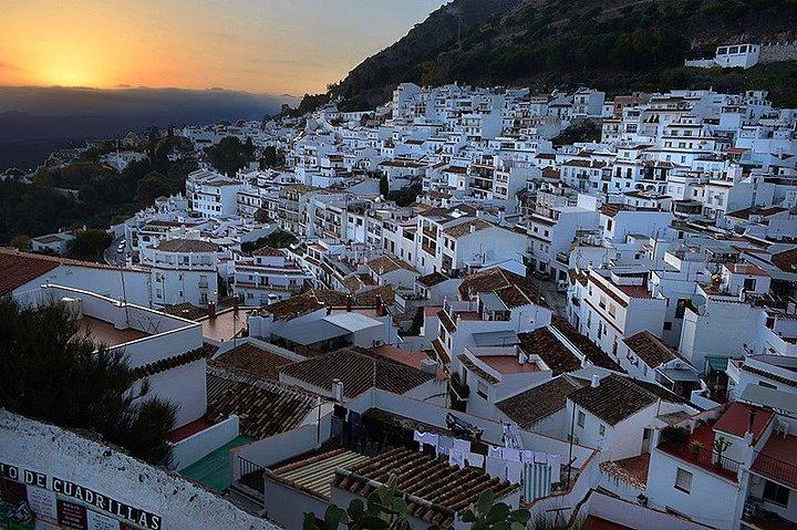 Tour privato di 8 ore a Mijas Marbella e Puerto Banús da Malaga
