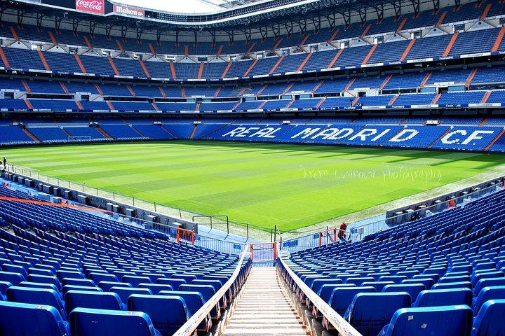 Recorrido privado: Estadio Santiago Bernabéu y el Madrid moderno con recogida en el hotel