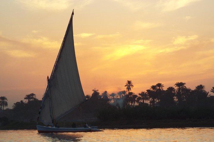 Dahabiya Nile Cruise de Aswan para Luxor com voo do Cairo para Aswan
