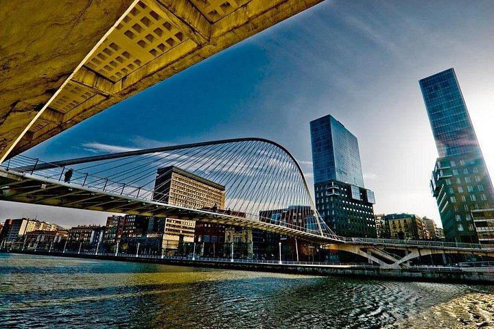 Bilbao Private Walking Tour com um local