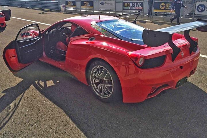 Experiência de condução da Ferrari em uma pista de corridas