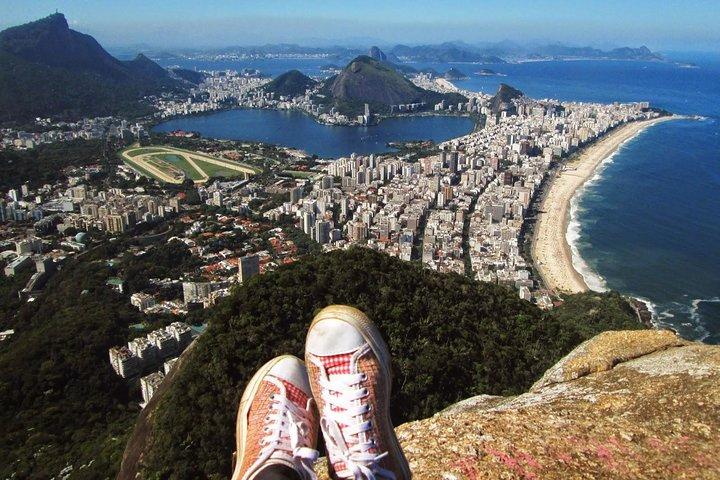 Morro Dois Irmãos Hike & Vidigal Favela Tour met transfer