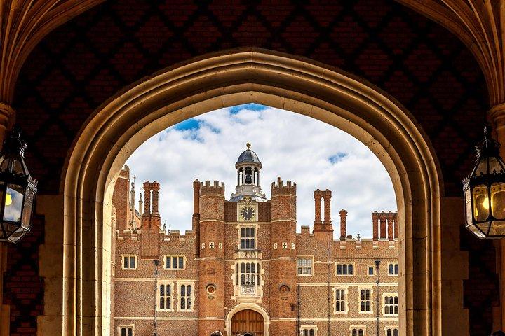 Excursão privada ao Hampton Court Palace com guia privado e táxi icônico de Londres