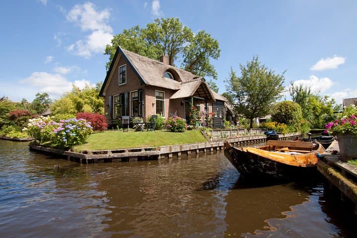 Private Day Trip from Amsterdam to Giethoorn including boat tour