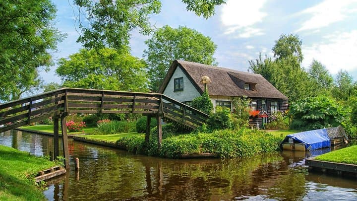 Private Day Trip from Amsterdam to Giethoorn including boat tour
