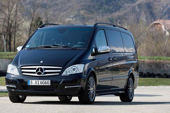 Windsor Castle: Private Chauffeured Luxury Minivan from London