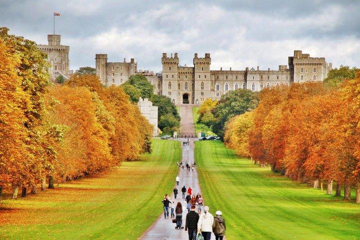 Excursão privada de minivan com motorista para Windsor saindo de Londres com um guia licenciado