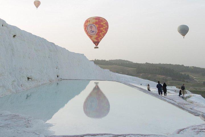 Pamukkale: Soluppgångsballongflygning ovanför travertiner och ruiner