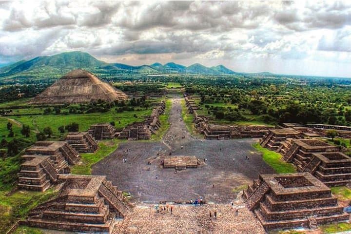 Mexico City Private Tour with Teotihuacan, Murals, Guadalupe Basilica