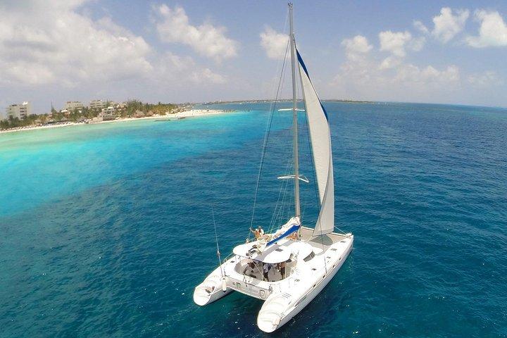 イスラムヘーレスへのプライベートカタマランと送迎