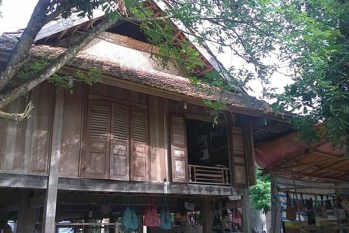 サイクリングツアーのハノイからのプライベートデイツアーマイチャウの山岳部族
