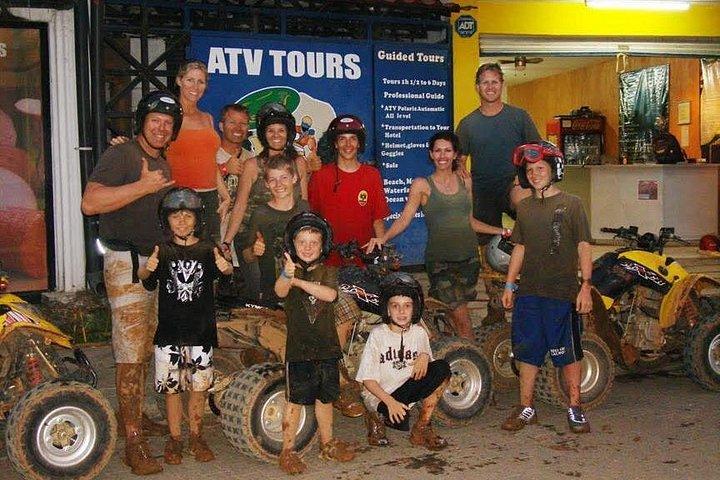 王様の 1 日 ATV アドベンチャー - 熱帯雨林の滝、村、川