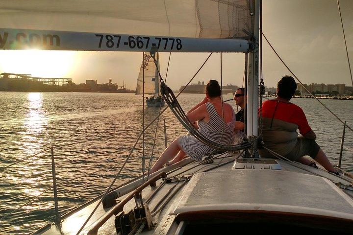 Tour storico in barca a vela al tramonto nella baia di San Juan